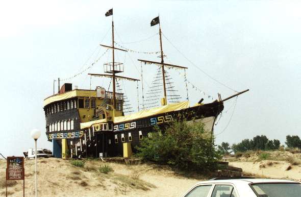 altes Schiff am Sonnenstrand